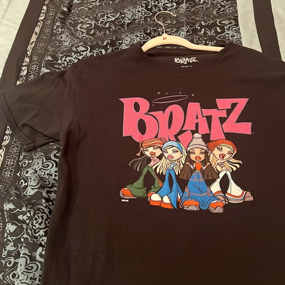 BRATZ GRAPHIC TEE, Black Graphic T-Shirt, nice , size medium - Picture 3 of 6